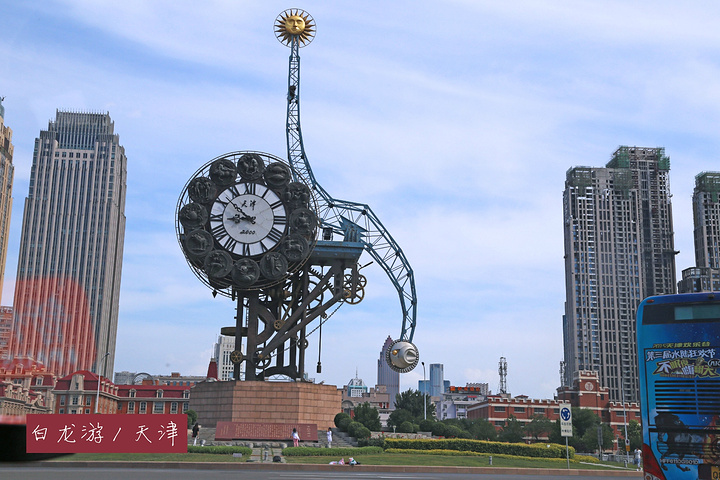 天津老街夕阳映照下的风情画卷